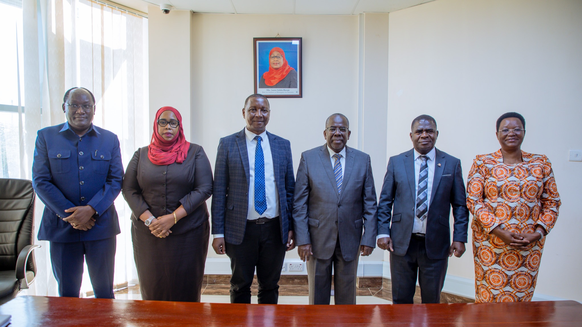 MHE. BALOZI OMAR AKUTANA NA UJUMBE WA WIZARA YA ELIMU KUJADILI MIKAKATI YA KUBORESHA SEKTA YA ELIMU