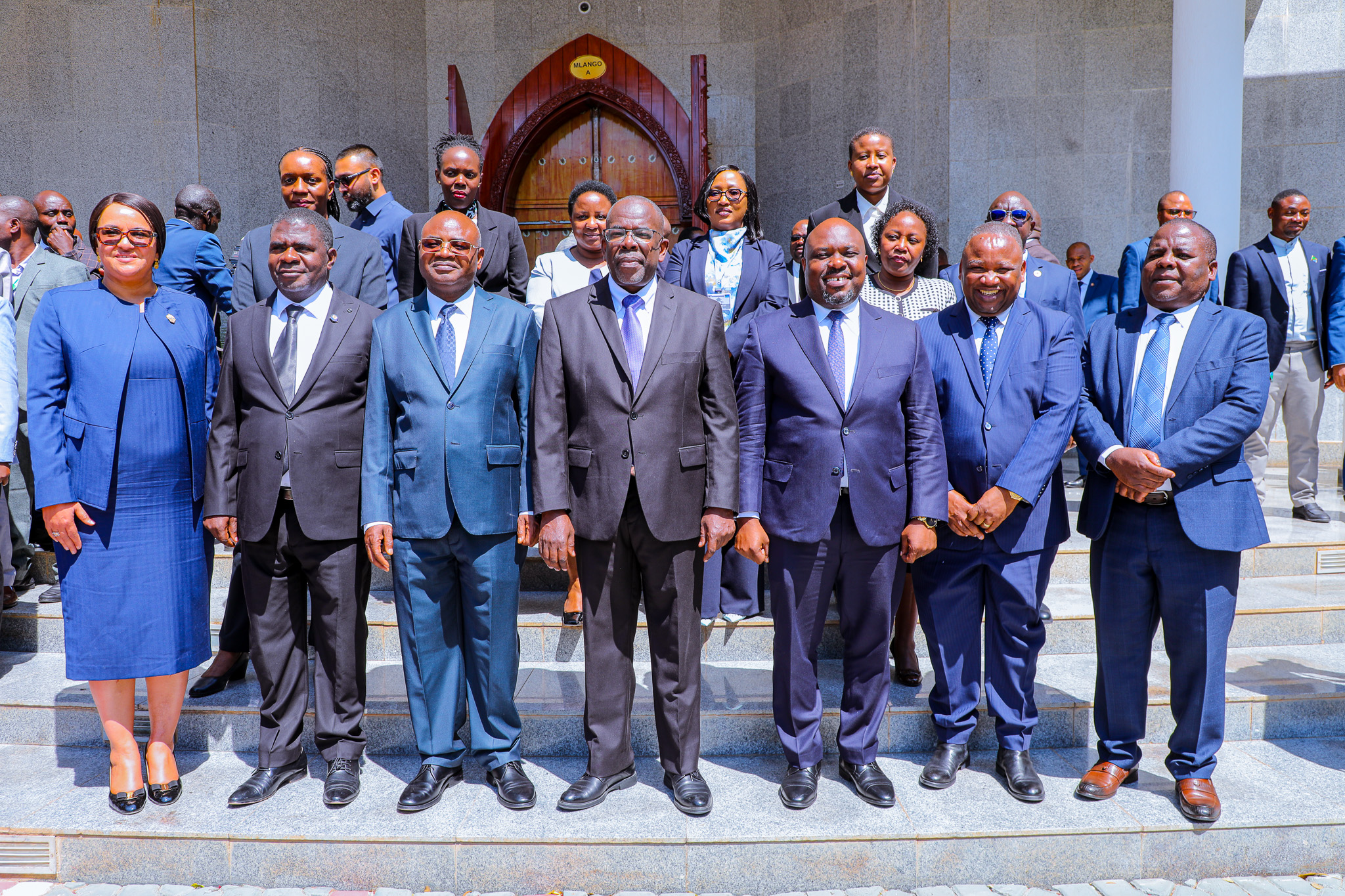 Waziri wa Fedha, Mhe. Balozi Khamis Mussa Omar (Mb) na Waziri wa Nchi, Ofisi ya Rais, Mipango na Uwekezaji Mhe. Prof. Kitila Mkumbo, wakiwa katika picha ya pamoja na viongozi waandamizi wa Wizara ya Fedha na Wizara ya Mipango na Uwekezaji, baada ya Bunge la Jamhuri ya Muungano wa Tanzania kupitisha kwa kishindo Bajeti Kuu ya Serikali ya Mwaka wa Fedha 2026/27 kwa asilimia 97.66 baada ya wabunge 385 kupiga kura ya ndio kuunga mkono Bajeti hiyo.